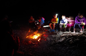 四万十川カヌーキャンプの焚火を楽しむ子供たち